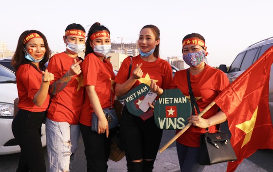 Cổ động viên Việt Nam hâm nóng bầu không khí trước trận gặp UAE ảnh 3