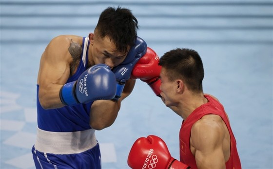 Nguyễn Văn Đương (phải) không thể tạo bất ngờ trước đối thủ Erdenebat Tsendbaatar. Ảnh: REUTERS