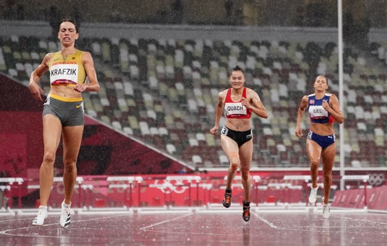 Quách Thị Lan (giữa) chỉ về đích thứ 6 trong 8 VĐV tranh tài vòng loại 400m rào nữ. Ảnh: REUTERS