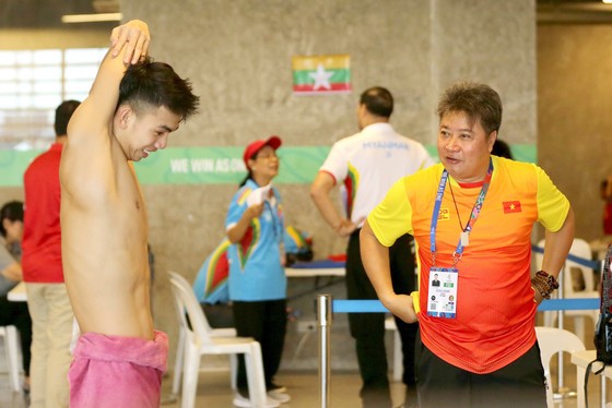Chuyên gia Hoang Gou Hui (phải) từng dẫn dắt kình ngư Nguyễn Huy Hoàng thi đấu ở nhiều sự kiện quốc tế.