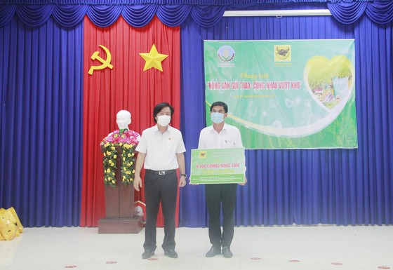 Ông Ngô Văn Đông - TGĐ Công ty CP Phân bón Bình Điền - trao tặng combo nông sản cho nông dân tại Long An.
