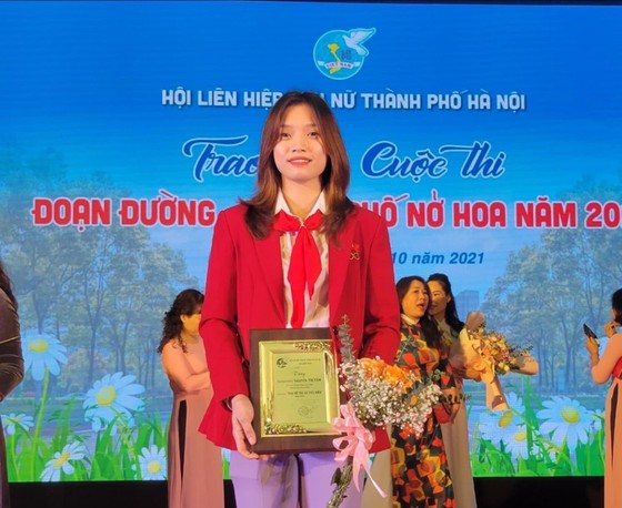 Nữ võ sĩ Nguyễn Thị Tâm được vinh danh là "Phụ nữ thủ đô tiêu biểu năm 2021". Ảnh: NHƯ CƯỜNG