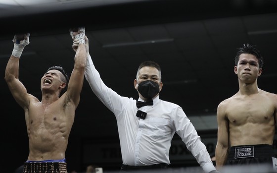 Võ sĩ Trần Văn Thảo (trái) đã thắng knock-out đối thủ đến từ Thái Lan. Ảnh: DŨNG PHƯƠNG