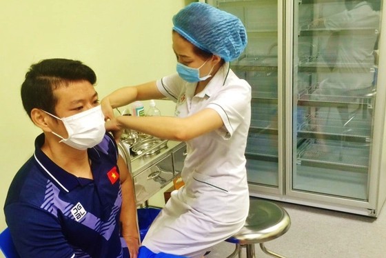 Tuyển thủ Thạch Kim Tuấn tiêm vaccine phòng Covid-19.
