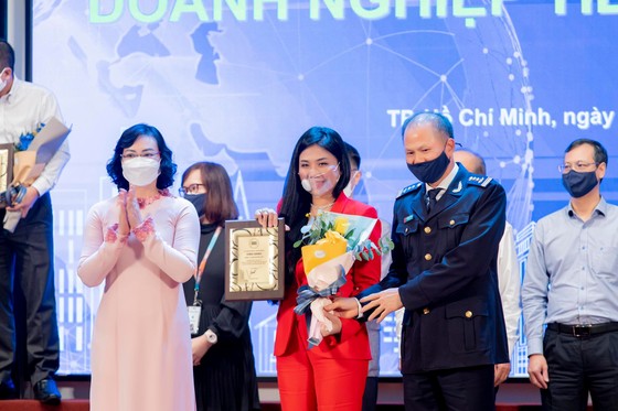 Phó Chủ tịch UBND TPHCM Phan Thị Thắng (trái) và Cục trưởng Cục Hải quan TPHCM Đinh Ngọc Thắng trao bảng vinh danh cho bà Mai Thị Hồng Hạnh (Chủ tịch HĐQT VietOil).