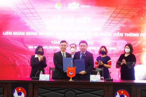 Ông Hoàng Việt Anh (FPT) và TTK VFF Lê Hoài Anh ký kết hợp tác.