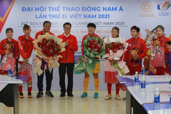 Phó Thủ tướng Vũ Đức Đam chúc mừng đại diện ban huấn luyện, nữ cầu thủ Việt Nam – Ảnh: VGP/Đình Nam