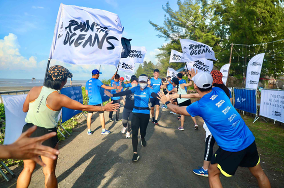 Gần 300 runner thu gom rác và khởi động adidas Run for the Oceans 2022 tại huyện Cần Giờ ảnh 2