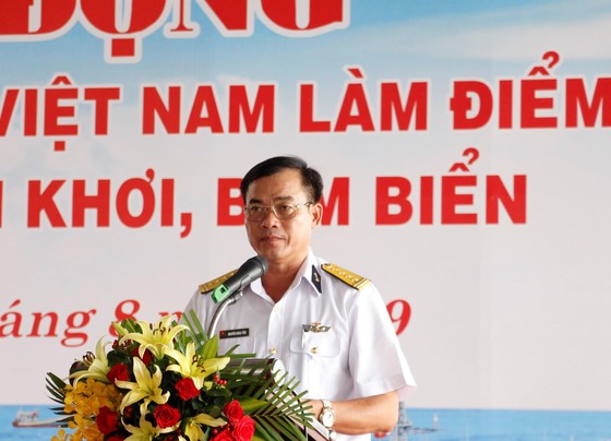 Chương trình Hải quân Việt Nam làm điểm tựa cho ngư dân vươn khơi, bám biển đến với ngư dân Cà Mau ảnh 1
