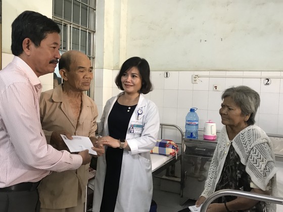 Cà Mau: Xúc động bệnh nhân nghèo nhường nhau quà Tết ảnh 1