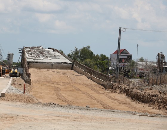 Cầu hơn 170 tỷ đồng bị 'phong tỏa' đường dẫn vì chưa có giấy phép đấu nối ảnh 1
