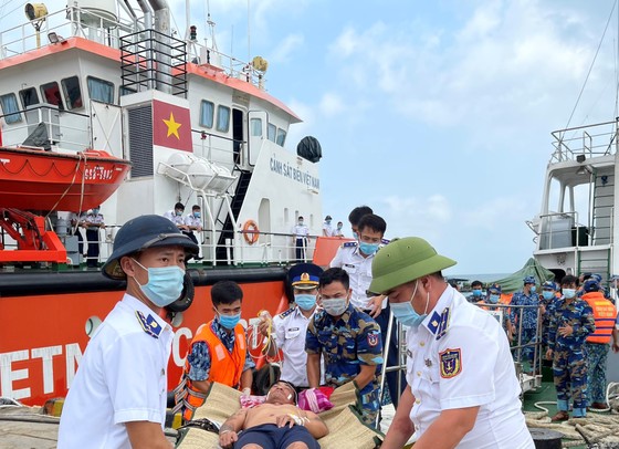 Bộ Tư lệnh Vùng Cảnh sát biển 4 điều tàu đưa ngư dân vào TP Phú Quốc cấp cứu ảnh 1