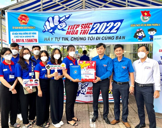 Chủ tịch Trung ương Hội sinh viên Việt Nam thăm, tặng quà  đội hình 'Tiếp sức mùa thi' ảnh 1