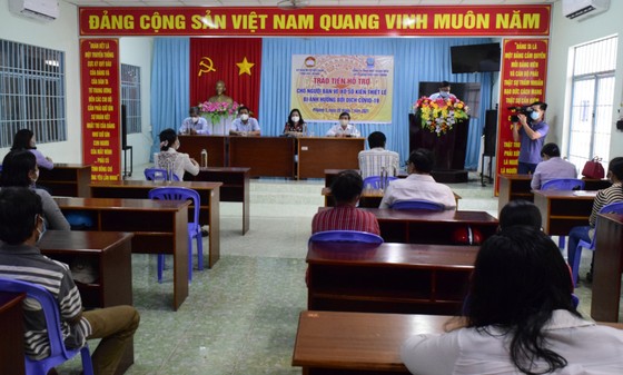 Công ty TNHH MTV Xổ số Kiến thiết Sóc Trăng trao tiền hỗ trợ cho 6.300 người bán vé số lẻ ảnh 1
