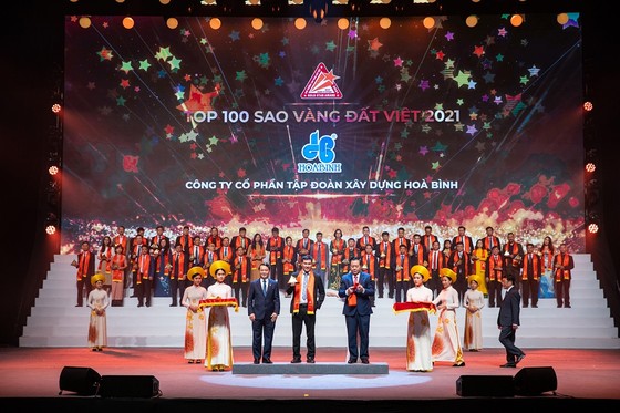 Tập đoàn Xây dựng Hòa Bình tiếp tục được vinh danh Top 100 Sao Vàng đất Việt 2021 ảnh 1