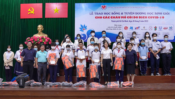 Hòa Bình trao tặng học bổng cho 25 em mồ côi do Covid-19 của Quận Bình Tân ảnh 2