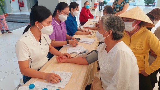 VWS hỗ trợ khám bệnh, tặng quà tết cho 400 hộ khó khăn huyện Bình Chánh ảnh 1