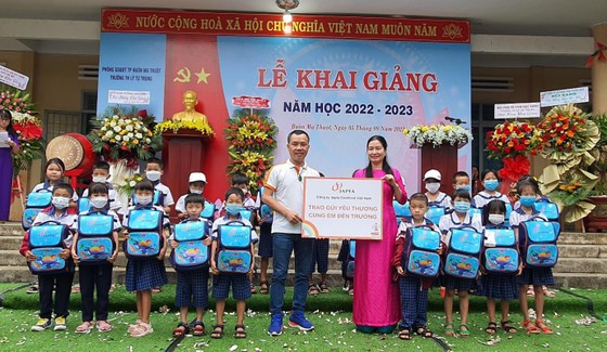 Japfa Việt Nam trao tặng 400 phần quà cho học sinh khó khăn ảnh 1