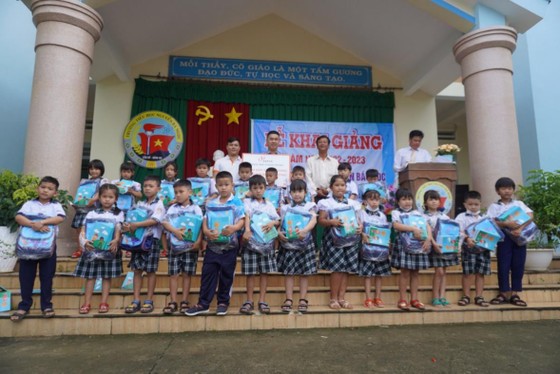 Japfa Việt Nam trao tặng 400 phần quà cho học sinh khó khăn ảnh 2