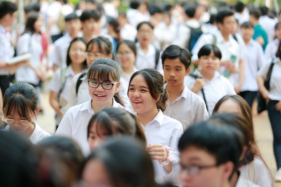 Thí sinh Hà Nội hoàn tất kỳ thi vào lớp 10: Đề Toán dễ thở ảnh 2