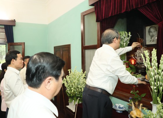 Ban Thường vụ Thành ủy TPHCM dâng hương tưởng niệm Chủ tịch Hồ Chí Minh ảnh 1