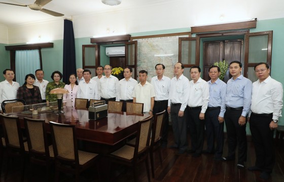 Ban Thường vụ Thành ủy TPHCM dâng hương tưởng niệm Chủ tịch Hồ Chí Minh ảnh 2