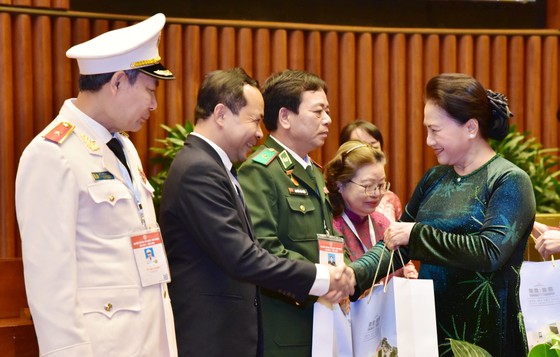 Chủ tịch Quốc hội Nguyễn Thị Kim Ngân: Còn rất nhiều những tấm gương bình dị mà cao quý ảnh 2