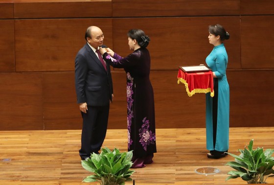 Trao tặng Kỷ niệm chương hoạt động Quốc hội cho các đại biểu Quốc hội khóa XIV  ​ ảnh 2