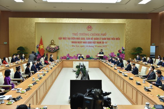 Thủ tướng Phạm Minh Chính gặp mặt đại diện nhà giáo, cán bộ quản lý giáo dục tiêu biểu ảnh 1