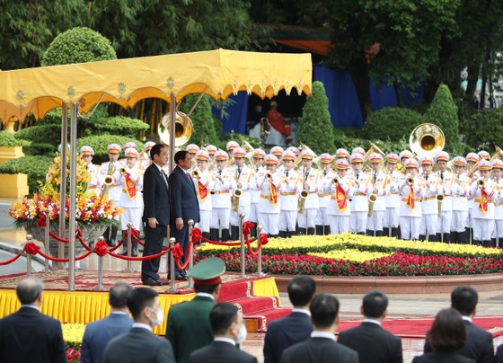 Thủ tướng Phạm Minh Chính đón Thủ tướng Nhật Bản Kishida Fumio  ​ ảnh 1