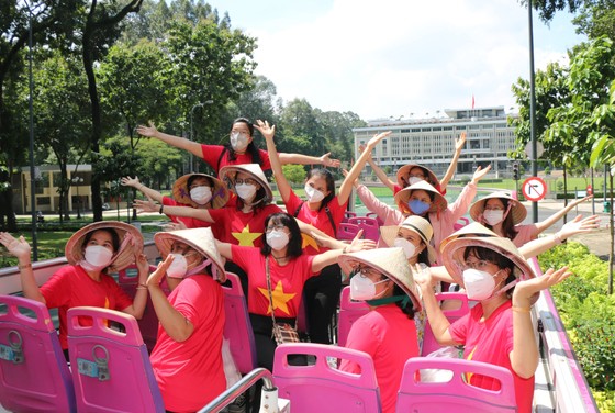 TPHCM đón những vị khách đầu tiên 'xông đất' năm 2022 ảnh 3