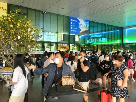 Sân bay Tân Sân Nhất đông nghẹt hành khách chiều 6-2 ảnh 3