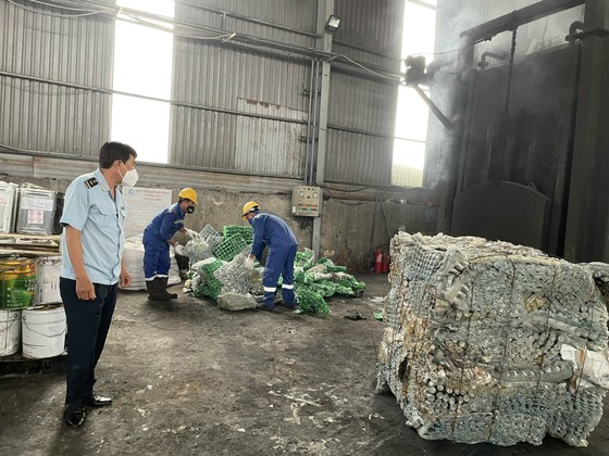 TPHCM bắt đầu tiêu hủy hàng trăm container phế liệu ảnh 1