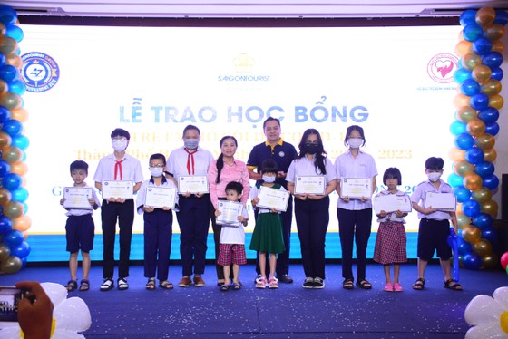 Saigontourist Group tặng học bổng trị giá hơn 1 tỷ đồng cho trẻ em hiếu học ảnh 1