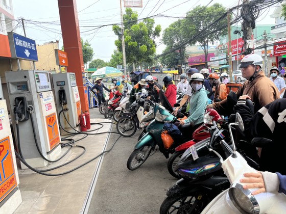 Người dân xếp hàng đông nghẹt chờ đến lượt đổ xăng tại trạm xăng dầu số 7 (72 Quang Trung, quận Gò Vấp) trưa 9-10