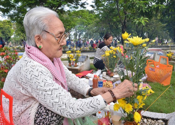 Dâng hoa, dâng hương tưởng niệm các Anh hùng liệt sĩ ảnh 2