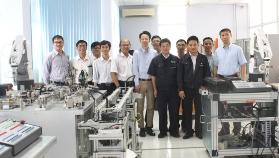Phát triển nguồn nhân lực chất lượng cao về robot tự động hóa ảnh 1