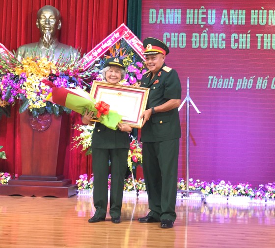 Người chuyển tài liệu tối mật từ điệp viên Phạm Xuân Ẩn được tặng danh hiệu Anh hùng LLVT nhân dân ảnh 1