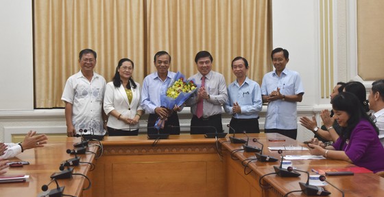 Chủ tịch UBND TPHCM Nguyễn Thành Phong trao quyết định điều động, bổ nhiệm nhiều cán bộ ảnh 1