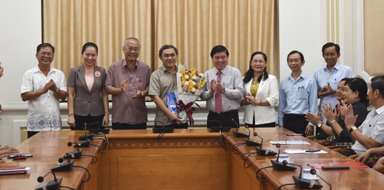 Chủ tịch UBND TPHCM Nguyễn Thành Phong trao quyết định điều động, bổ nhiệm nhiều cán bộ ảnh 2