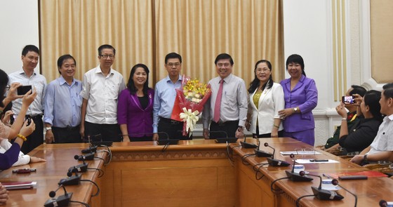 Chủ tịch UBND TPHCM Nguyễn Thành Phong trao quyết định điều động, bổ nhiệm nhiều cán bộ ảnh 3