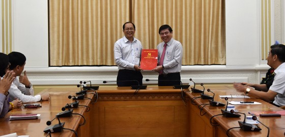 Chủ tịch UBND TPHCM Nguyễn Thành Phong trao quyết định điều động, bổ nhiệm nhiều cán bộ ảnh 4