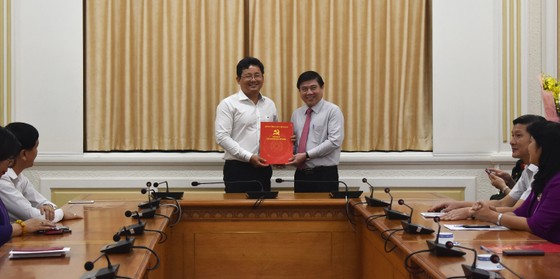 Chủ tịch UBND TPHCM Nguyễn Thành Phong trao quyết định điều động, bổ nhiệm nhiều cán bộ ảnh 5