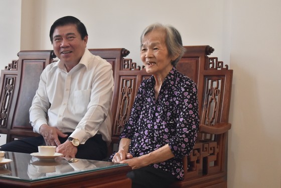 Chủ tịch UBND TPHCM Nguyễn Thành Phong dâng hoa, dâng hương các Anh hùng liệt sĩ   ảnh 3