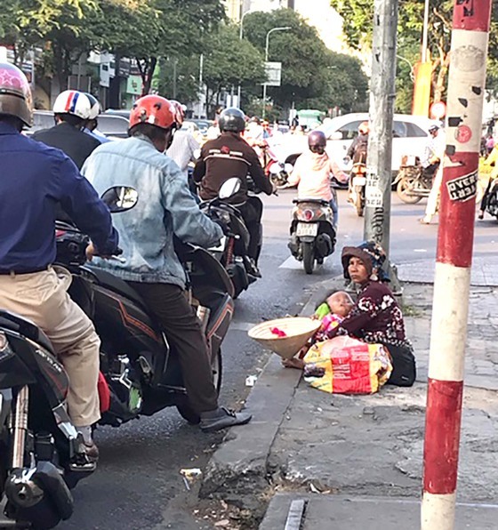Sở LĐTB-XH TPHCM tính phương án hỗ trợ người bán vé số trong thời gian nghỉ bán vì Covid-19 ảnh 1