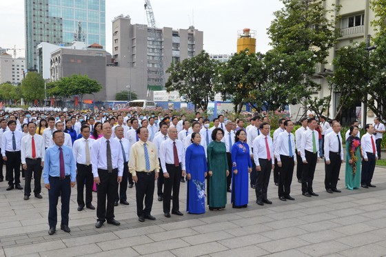 TPHCM tổ chức lễ chào cờ trước Tượng đài Chủ tịch Hồ Chí Minh ảnh 1