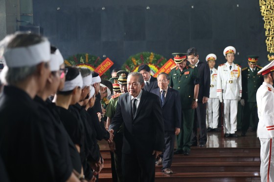 Phó Thủ tướng Thường trực Trương Hòa Bình thành kính viếng đồng chí Trần Quốc Hương ảnh 2