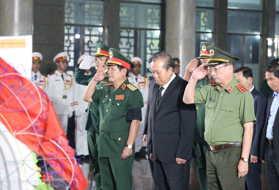 Phó Thủ tướng Thường trực Trương Hòa Bình thành kính viếng đồng chí Trần Quốc Hương ảnh 1
