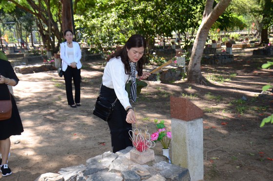 Lãnh đạo TPHCM dâng hương tưởng niệm Anh hùng liệt sĩ tại Nghĩa trang Hàng Dương huyện Côn Đảo ảnh 5