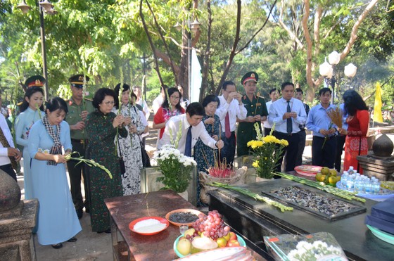 Lãnh đạo TPHCM dâng hương tưởng niệm Anh hùng liệt sĩ tại Nghĩa trang Hàng Dương huyện Côn Đảo  ảnh 3